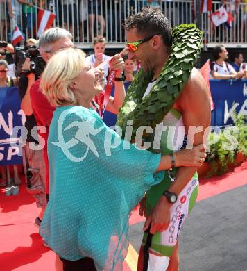 Ironman Austria. Ziel. Buergermeisterin Maria-Luise Mathiaschitz, Marino Vanhoenacker (BEL). Klagenfurt, am 28.6.2015.
Foto: Kuess
---
pressefotos, pressefotografie, kuess, qs, qspictures, sport, bild, bilder, bilddatenbank