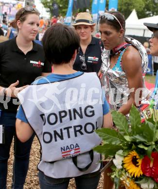 Ironman Austria. Ziel. Lisa Huetthaler (AUT). Klagenfurt, am 28.6.2015.
Foto: Kuess
---
pressefotos, pressefotografie, kuess, qs, qspictures, sport, bild, bilder, bilddatenbank