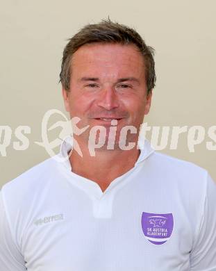 Fussball. ErsteLiga. SKAustria Klagenfurt. Mannschaftsfototermin. Portrait.  Manfred Bender, Trainer und Sportchef. Klagenfurt, 1.7.2015.
Foto: Kuess
---
pressefotos, pressefotografie, kuess, qs, qspictures, sport, bild, bilder, bilddatenbank