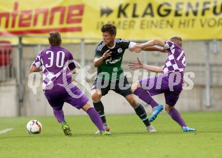 Fussball Testspiel. SK Austria Klagenfurt gegen Schalke 04. Christian Thonhofer, Jonas Warmuth, (Austria Klagenfurt), Klaas-Jan Huntelaar  (Schalke). Klagenfurt, am 8.7.2015.
Foto: Kuess
---
pressefotos, pressefotografie, kuess, qs, qspictures, sport, bild, bilder, bilddatenbank