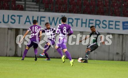 Fussball Testspiel. SK Austria Klagenfurt gegen Schalke 04. Bernd Kager, Matthias Sereinig, Mohamed Calhanoglu, (Austria Klagenfurt), Choupo-Moting Eric-Maxim (Schalke). Klagenfurt, am 8.7.2015.
Foto: Kuess
---
pressefotos, pressefotografie, kuess, qs, qspictures, sport, bild, bilder, bilddatenbank