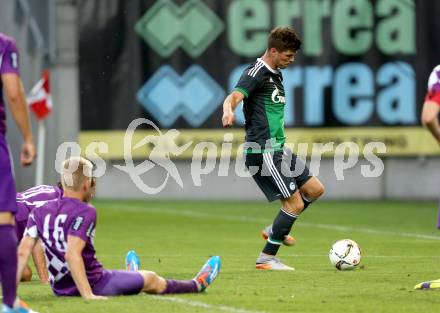 Fussball Testspiel. SK Austria Klagenfurt gegen Schalke 04. Jonas Warmuth,  (Austria Klagenfurt), Klaas-Jan Huntelaar (Schalke). Klagenfurt, am 8.7.2015.
Foto: Kuess
---
pressefotos, pressefotografie, kuess, qs, qspictures, sport, bild, bilder, bilddatenbank