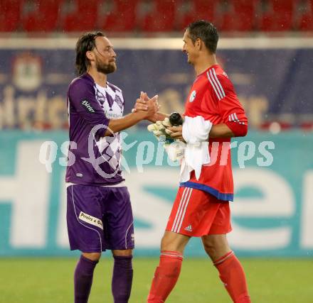 Fussball Testspiel. SK Austria Klagenfurt gegen Schalke 04. Matthias Sereinig,  (Austria Klagenfurt),  Michael Gspurnig (Schalke). Klagenfurt, am 8.7.2015.
foto: kuess
---
pressefotos, pressefotografie, kuess, qs, qspictures, sport, bild, bilder, bilddatenbank