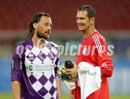 Fussball Testspiel. SK Austria Klagenfurt gegen Schalke 04. Matthias Sereinig,  (Austria Klagenfurt), Michael Gspurnig (Schalke). Klagenfurt, am 8.7.2015.
Foto: Kuess
---
pressefotos, pressefotografie, kuess, qs, qspictures, sport, bild, bilder, bilddatenbank