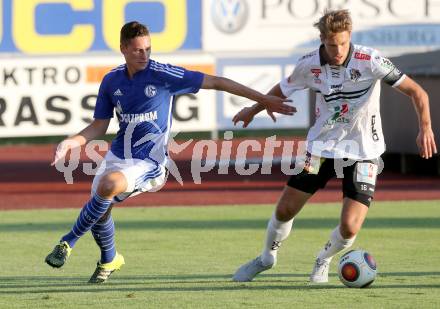 Fussball Testspiel. RZ Pellets WAC gegen Schalke 04. Boris Huettenbrenner,  (WAC), Julian Draxler (Schalke). Wolfsberg, am 10.7.2015.
Foto: Kuess
---
pressefotos, pressefotografie, kuess, qs, qspictures, sport, bild, bilder, bilddatenbank