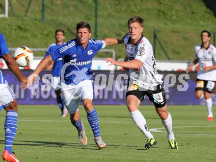 Fussball Testspiel. RZ Pellets WAC gegen Schalke 04. Daniel Drescher,  (WAC), Klaas-Jan Huntelaar (Schalke). Wolfsberg, am 10.7.2015.
Foto: Kuess
---
pressefotos, pressefotografie, kuess, qs, qspictures, sport, bild, bilder, bilddatenbank