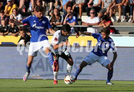 Fussball Testspiel. RZ Pellets WAC gegen Schalke 04. Ynclan Jacobo, (WAC),  Leon Goretzka, Junior Caicara  (Schalke). Wolfsberg, am 10.7.2015.
Foto: Kuess
---
pressefotos, pressefotografie, kuess, qs, qspictures, sport, bild, bilder, bilddatenbank