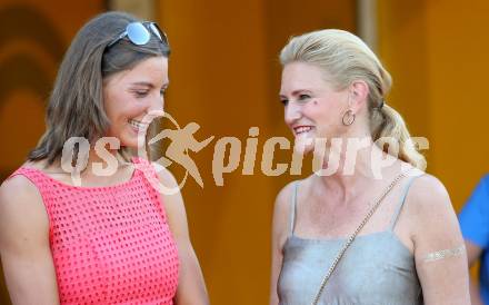 Fussball Testspiel. RZ Pellets WAC gegen Schalke 04. Ironman Klagenfurt Siegerin Eva Wutti, Waltraud Riegler. Wolfsberg, am 10.7.2015.
Foto: Kuess
---
pressefotos, pressefotografie, kuess, qs, qspictures, sport, bild, bilder, bilddatenbank