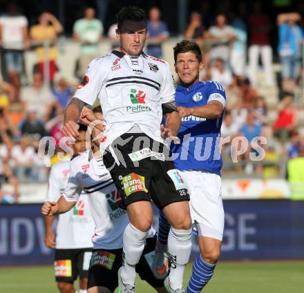 Fussball Testspiel. RZ Pellets WAC gegen Schalke 04. Michael Sollbauer, (WAC), Klaas-Jan Huntelaar  (Schalke). Wolfsberg, am 10.7.2015.
Foto: Kuess
---
pressefotos, pressefotografie, kuess, qs, qspictures, sport, bild, bilder, bilddatenbank