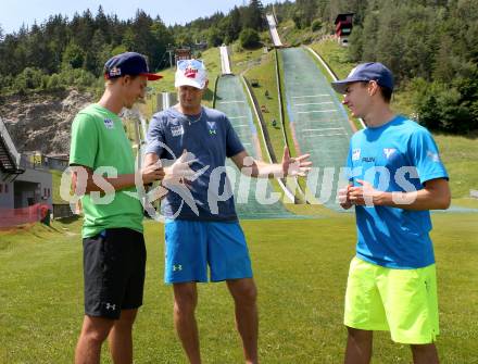 Schi Nordisch. Schispringen. Training OESV in der Villacher Alpenarena. Gregor Schlierenzauer, Trainer Heinz Kuttin, Stefan Kraft. Villach, am 30.6.2015.
Foto: Kuess
---
pressefotos, pressefotografie, kuess, qs, qspictures, sport, bild, bilder, bilddatenbank