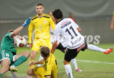 Fussball. UEFA Europa League 2015/2016. Second Qualifying Round. RZ Pellets WAC gegen FC Shakhtyor Soligorsk. Jacobo Ynclan,(WAC),  Vladimir Bushma  (Shakhtyor Soligorsk). Klagenfurt, am 23.7.2015.
Foto: Kuess
---
pressefotos, pressefotografie, kuess, qs, qspictures, sport, bild, bilder, bilddatenbank