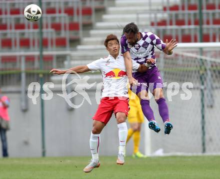 Fussball. Sky go Erste Liga. SK Austria Klagenfurt gegen FC Liefering. Matthias Sereinig,  (Klagenfurt), Hee Chan Hwang (Liefering). Klagenfurt, am 24.7.2015.
Foto: Kuess
---
pressefotos, pressefotografie, kuess, qs, qspictures, sport, bild, bilder, bilddatenbank