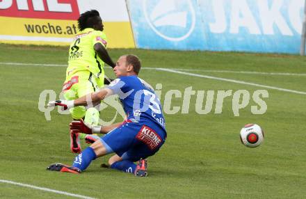 Fussball. Tipico Bundesliga. RZ Pellets WAC gegen FK Austria Wien. Alexander Kofler,  (WAC), Kayode Olarenwaju Ayobami (Wien). Wolfsberg, am 26.7.2015.
Foto: Kuess
Foto: Kuess

---
pressefotos, pressefotografie, kuess, qs, qspictures, sport, bild, bilder, bilddatenbank