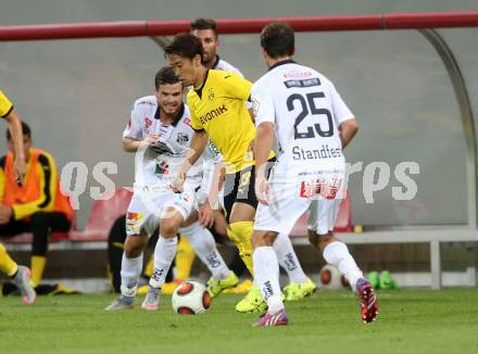 Fussball. UEFA Europa League 2015/2016. Third qualifying round. RZ Pellets WAC gegen Borussia Dortmund. Thomas Zuendel, Joachim Standfest,  (WAC), Shinji Kagawa (Dortmund). Klagenfurt, am 30.7.2015.
Foto: Kuess 
---
pressefotos, pressefotografie, kuess, qs, qspictures, sport, bild, bilder, bilddatenbank