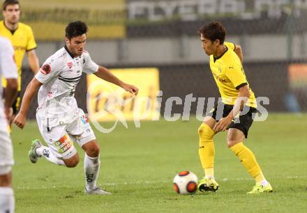 Fussball. UEFA Europa League 2015/2016. Third qualifying round. RZ Pellets WAC gegen Borussia Dortmund. Roland Putsche, (WAC), Shinji Kagawa  (Dortmund). Klagenfurt, am 30.7.2015.
Foto: Kuess 
---
pressefotos, pressefotografie, kuess, qs, qspictures, sport, bild, bilder, bilddatenbank