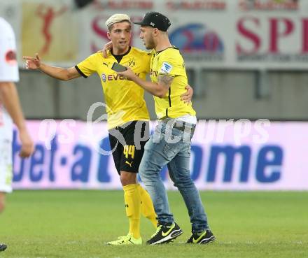 Fussball. UEFA Europa League 2015/2016. Third qualifying round. RZ Pellets WAC gegen Borussia Dortmund. Kevin Kampl mit Fan (Dortmund). Klagenfurt, am 30.7.2015.
Foto: Kuess 
---
pressefotos, pressefotografie, kuess, qs, qspictures, sport, bild, bilder, bilddatenbank