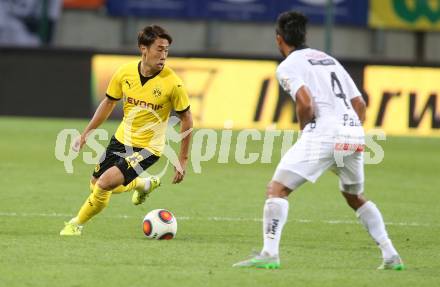 Fussball. UEFA Europa League 2015/2016. Third qualifying round. RZ Pellets WAC gegen Borussia Dortmund. Stephan Palla,  (WAC), Shinji Kagawa (Dortmund). Klagenfurt, am 30.7.2015.
Foto: Kuess 
---
pressefotos, pressefotografie, kuess, qs, qspictures, sport, bild, bilder, bilddatenbank