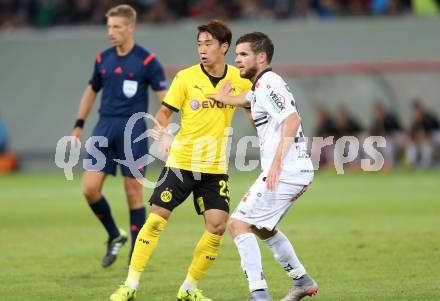 Fussball. UEFA Europa League 2015/2016. Third qualifying round. RZ Pellets WAC gegen Borussia Dortmund. Thomas Zuendel, (WAC), Shinji Kagawa (Dortmund). Klagenfurt, am 30.7.2015.
Foto: Kuess 
---
pressefotos, pressefotografie, kuess, qs, qspictures, sport, bild, bilder, bilddatenbank