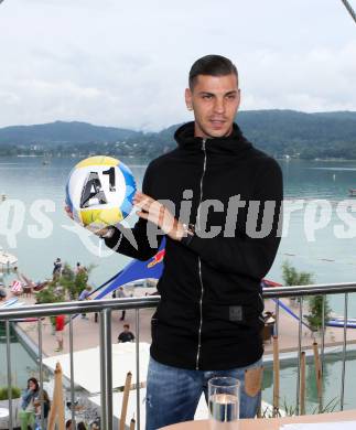 2015 CEV A1 Beachvolleyball Europameisterschaft. Fussball. Auslosung OEFB Samsung Cup. Aleksandar Dragovic (Dynamo Kiew). Klagenfurt, 2.8.2015
Foto: Kuess
---
pressefotos, pressefotografie, kuess, qs, qspictures, sport, bild, bilder, bilddatenbank