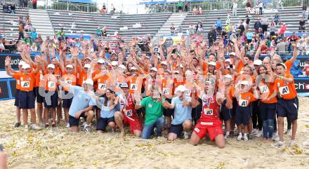 2015 CEV A1 Beachvolleyball Europameisterschaft. Janis SMEDINS, Aleksandrs SAMOILOVS (LAT), Hannes Jagerhofer, Ballkinder. Klagenfurt, 2.8.2015
Foto: Kuess
---
pressefotos, pressefotografie, kuess, qs, qspictures, sport, bild, bilder, bilddatenbank