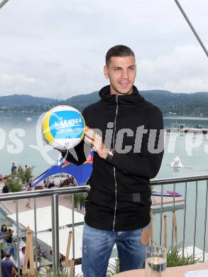 2015 CEV A1 Beachvolleyball Europameisterschaft. Fussball. Auslosung OEFB Samsung Cup. Aleksandar Dragovic (Dynamo Kiew). Klagenfurt, 2.8.2015
Foto: Kuess
---
pressefotos, pressefotografie, kuess, qs, qspictures, sport, bild, bilder, bilddatenbank