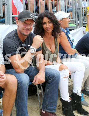 2015 CEV A1 Beachvolleyball Europameisterschaft. Felix Baumgartner mit Freundin Michaela. Klagenfurt, 2.8.2015
Foto: Kuess
---
pressefotos, pressefotografie, kuess, qs, qspictures, sport, bild, bilder, bilddatenbank