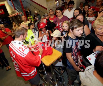 EBEL. Eishockey Bundesliga. Schautraining, Autogrammstunde KAC. Thomas Poeck. Klagenfurt, am 6.8.2015.
Foto: Kuess
---
pressefotos, pressefotografie, kuess, qs, qspictures, sport, bild, bilder, bilddatenbank