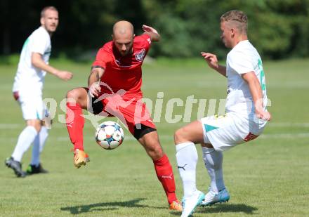 Fussball Kaerntner Liga. ATUS Ferlach gegen VST Voelkermarkt. Stephan Mathias Stueckler (Ferlach), Manuel Primusch (Voelkermarkt). Ferlach, am 9.8.2015.
Foto: Kuess
---
pressefotos, pressefotografie, kuess, qs, qspictures, sport, bild, bilder, bilddatenbank