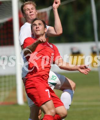 Fussball Kaerntner Liga. ATUS Ferlach gegen VST Voelkermarkt. Martin Trattnig (Ferlach), Matthias Maierhofer (Voelkermarkt). Ferlach, am 9.8.2015.
Foto: Kuess
---
pressefotos, pressefotografie, kuess, qs, qspictures, sport, bild, bilder, bilddatenbank