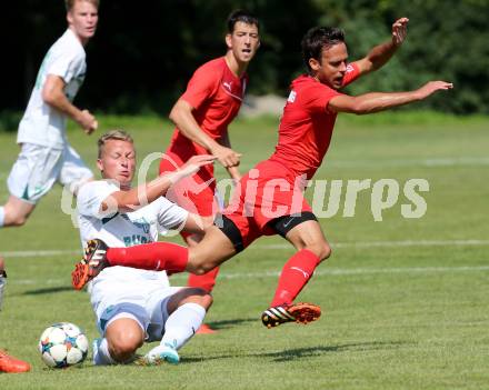 Fussball Kaerntner Liga. ATUS Ferlach gegen VST Voelkermarkt. Ernst Golautschnig (Ferlach), Manuel Primusch (Voelkermarkt). Ferlach, am 9.8.2015.
Foto: Kuess
---
pressefotos, pressefotografie, kuess, qs, qspictures, sport, bild, bilder, bilddatenbank