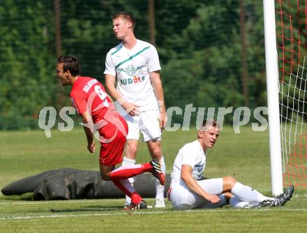 Fussball Kaerntner Liga. ATUS Ferlach gegen VST Voelkermarkt. Torjubel Ernst Golautschnig (Ferlach). Ferlach, am 9.8.2015.
Foto: Kuess
---
pressefotos, pressefotografie, kuess, qs, qspictures, sport, bild, bilder, bilddatenbank