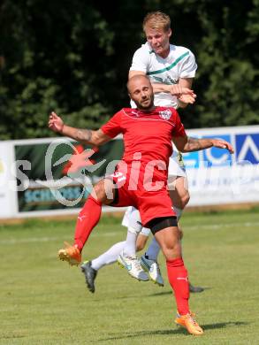 Fussball Kaerntner Liga. ATUS Ferlach gegen VST Voelkermarkt. Stephan Mathias Stueckler (Ferlach), Matthias Maierhofer (Voelkermarkt). Ferlach, am 9.8.2015.
Foto: Kuess
---
pressefotos, pressefotografie, kuess, qs, qspictures, sport, bild, bilder, bilddatenbank