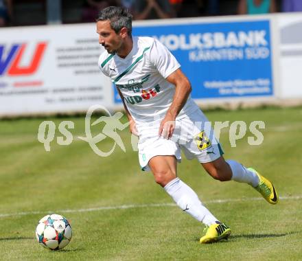 Fussball Kaerntner Liga. ATUS Ferlach gegen VST Voelkermarkt. Thomas Riedl (Voelkermarkt). Ferlach, am 9.8.2015.
Foto: Kuess
---
pressefotos, pressefotografie, kuess, qs, qspictures, sport, bild, bilder, bilddatenbank