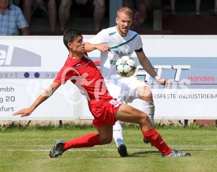 Fussball Kaerntner Liga. ATUS Ferlach gegen VST Voelkermarkt. Lukas Jaklitsch (Ferlach), Mario Presterl (Voelkermarkt). Ferlach, am 9.8.2015.
Foto: Kuess
---
pressefotos, pressefotografie, kuess, qs, qspictures, sport, bild, bilder, bilddatenbank