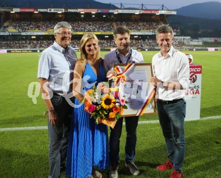 Fussball tipico Bundesliga. RZ Pellets WAC gegen SK Puntigamer Sturm Graz.  Ehrung fuer die Teilnahme am Europacup. Landeshauptmann Peter Kaiser, Waltraud Riegler, Dietmar Riegler, Landessportdirektor Arno Arthofer. Wolfsberg, am 12.8.2015.
Foto: Kuess
Foto: Kuess

---
pressefotos, pressefotografie, kuess, qs, qspictures, sport, bild, bilder, bilddatenbank