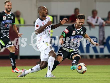 Fussball tipico Bundesliga. RZ Pellets WAC gegen SK Puntigamer Sturm Graz.  DeOliveira Silvio Carlos, (WAC), Michael Madl   (Sturm). Wolfsberg, am 12.8.2015.
Foto: Kuess
Foto: Kuess

---
pressefotos, pressefotografie, kuess, qs, qspictures, sport, bild, bilder, bilddatenbank