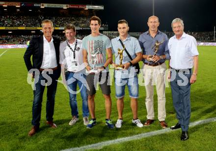 Fussball tipico Bundesliga. RZ Pellets WAC gegen SK Puntigamer Sturm Graz.  Ehrung Torschuetzenkoenige Kaerntner Liga, Saison 2014/15. Dietmar Riegler, Christian Kautz (Lendorf), Robert Matic (Kuehnsdorf), Werner Lippitz. Wolfsberg, am 12.8.2015.
Foto: Kuess
Foto: Kuess

---
pressefotos, pressefotografie, kuess, qs, qspictures, sport, bild, bilder, bilddatenbank