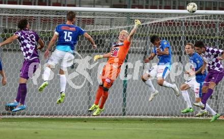 Fussball. Sky go Erste Liga. SK Austria Klagenfurt gegen SC Wiener Neustadt. Matthias Sereinig, Domagoj Beslic,   (Klagenfurt), Domenik Schierl, Remo (Wiener Neustadt). Klagenfurt, am 14.8.2015.
Foto: Kuess
---
pressefotos, pressefotografie, kuess, qs, qspictures, sport, bild, bilder, bilddatenbank