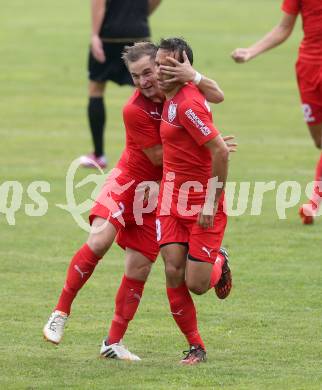 Fussball. Kaerntner Liga. Koettmannsdorf gegen Atus Ferlach.Torjubel Martin Trattnig, Ernst Golautschnig (Atus Ferlach). Koettmannsdorf, 15.8.2015.
Foto: Kuess
---
pressefotos, pressefotografie, kuess, qs, qspictures, sport, bild, bilder, bilddatenbank