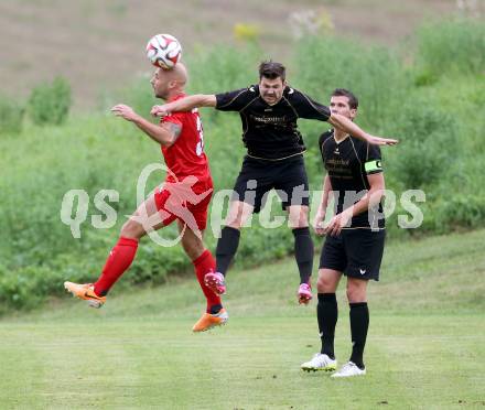 Fussball. Kaerntner Liga. Koettmannsdorf gegen Atus Ferlach. Daniel Globotschnig, Christoph Pibal (Koettmannsdorf), Stephan Mathias Stueckler (Atus Ferlach). Koettmannsdorf, 15.8.2015.
Foto: Kuess
---
pressefotos, pressefotografie, kuess, qs, qspictures, sport, bild, bilder, bilddatenbank