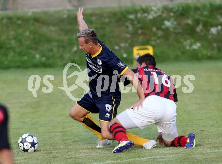 Fussball 1. Klasse D. DSG Ferlach gegen St. Margareten/Rosental. Samir Cavkunovic, (Ferlach), Peter Sagmeister (St.Margarethen). Unterbergen, am 14.8.2015.
Foto: Kuess
---
pressefotos, pressefotografie, kuess, qs, qspictures, sport, bild, bilder, bilddatenbank