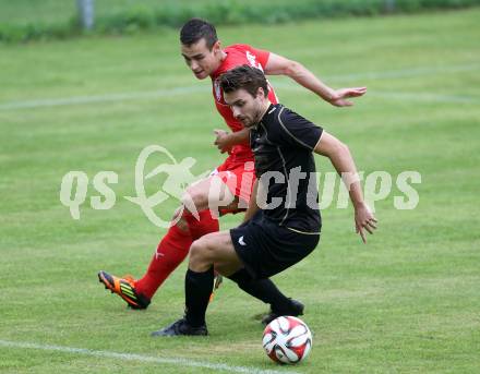 Fussball. Kaerntner Liga. Koettmannsdorf gegen Atus Ferlach. Jakob Orgonyi (Koettmannsdorf), Martin Sustersic (Atus Ferlach). Koettmannsdorf, 15.8.2015.
Foto: Kuess
---
pressefotos, pressefotografie, kuess, qs, qspictures, sport, bild, bilder, bilddatenbank