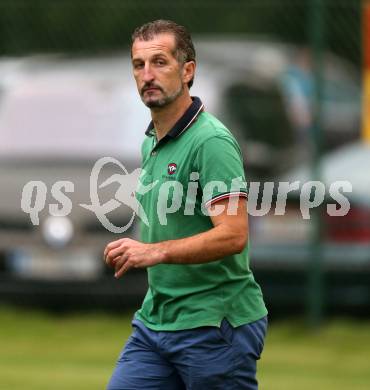 Fussball 1. Klasse C. Steuerberg gegen SGA Sirnitz. Trainer Nenad Pavicevic (Steuerberg). Steuerberg, am 8.8.2015.
Foto: Kuess
---
pressefotos, pressefotografie, kuess, qs, qspictures, sport, bild, bilder, bilddatenbank