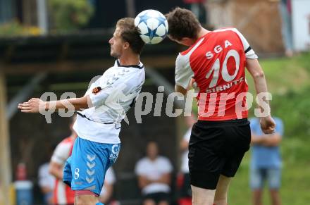 Fussball 1. Klasse C. Steuerberg gegen SGA Sirnitz. Marco Andrea Divo, (Steuerberg), Gregor Gwenger (Sirnitz). Steuerberg, am 8.8.2015.
Foto: Kuess
---
pressefotos, pressefotografie, kuess, qs, qspictures, sport, bild, bilder, bilddatenbank