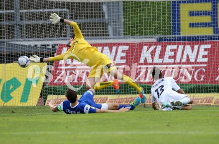 Fussball. Regionalliga. WAC Amateure gegen BW Linz. Bastian Rupp (WAC),  (Christoph Binder Linz). Wolfsberg, 16.8.2015.
Foto: Kuess
---
pressefotos, pressefotografie, kuess, qs, qspictures, sport, bild, bilder, bilddatenbank