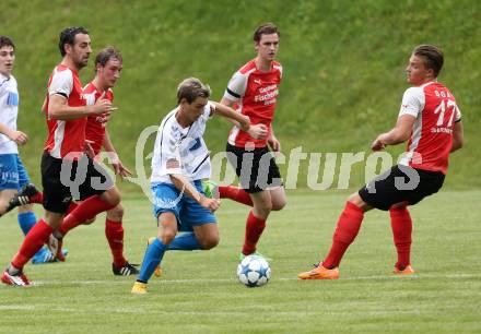 Fussball 1. Klasse C. Steuerberg gegen SGA Sirnitz. Patrick Mario Wernig,  (Steuerberg), Herbert Ebner, Gregor Gwenger, Lukas Gronold,  (Sirnitz). Steuerberg, am 8.8.2015.
Foto: Kuess
---
pressefotos, pressefotografie, kuess, qs, qspictures, sport, bild, bilder, bilddatenbank