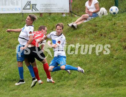 Fussball 1. Klasse C. Steuerberg gegen SGA Sirnitz. Christoph Vaschauner, Manuel Dolliner, (Steuerberg), Daniel Krassnitzer  (Sirnitz). Steuerberg, am 8.8.2015.
Foto: Kuess
---
pressefotos, pressefotografie, kuess, qs, qspictures, sport, bild, bilder, bilddatenbank