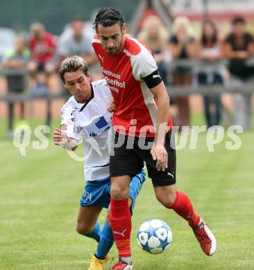 Fussball 1. Klasse C. Steuerberg gegen SGA Sirnitz. Patrick Mario Wernig, (Steuerberg), Herbert Ebner  (Sirnitz). Steuerberg, am 8.8.2015.
Foto: Kuess
---
pressefotos, pressefotografie, kuess, qs, qspictures, sport, bild, bilder, bilddatenbank