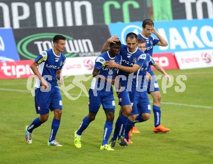 Fussball. Regionalliga. WAC Amateure gegen BW Linz. Torjubel  Yusuf Olaitan Otubanjo, Sinisa Markovic (Linz). Wolfsberg, 16.8.2015.
Foto: Kuess
---
pressefotos, pressefotografie, kuess, qs, qspictures, sport, bild, bilder, bilddatenbank