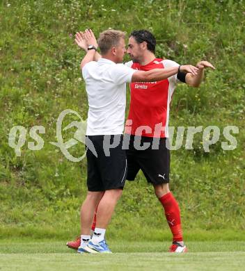 Fussball 1. Klasse C. Steuerberg gegen SGA Sirnitz. Torjubel Herbert Ebner, Trainer Bernhard Rekelj (Sirnitz). Steuerberg, am 8.8.2015.
Foto: Kuess
---
pressefotos, pressefotografie, kuess, qs, qspictures, sport, bild, bilder, bilddatenbank